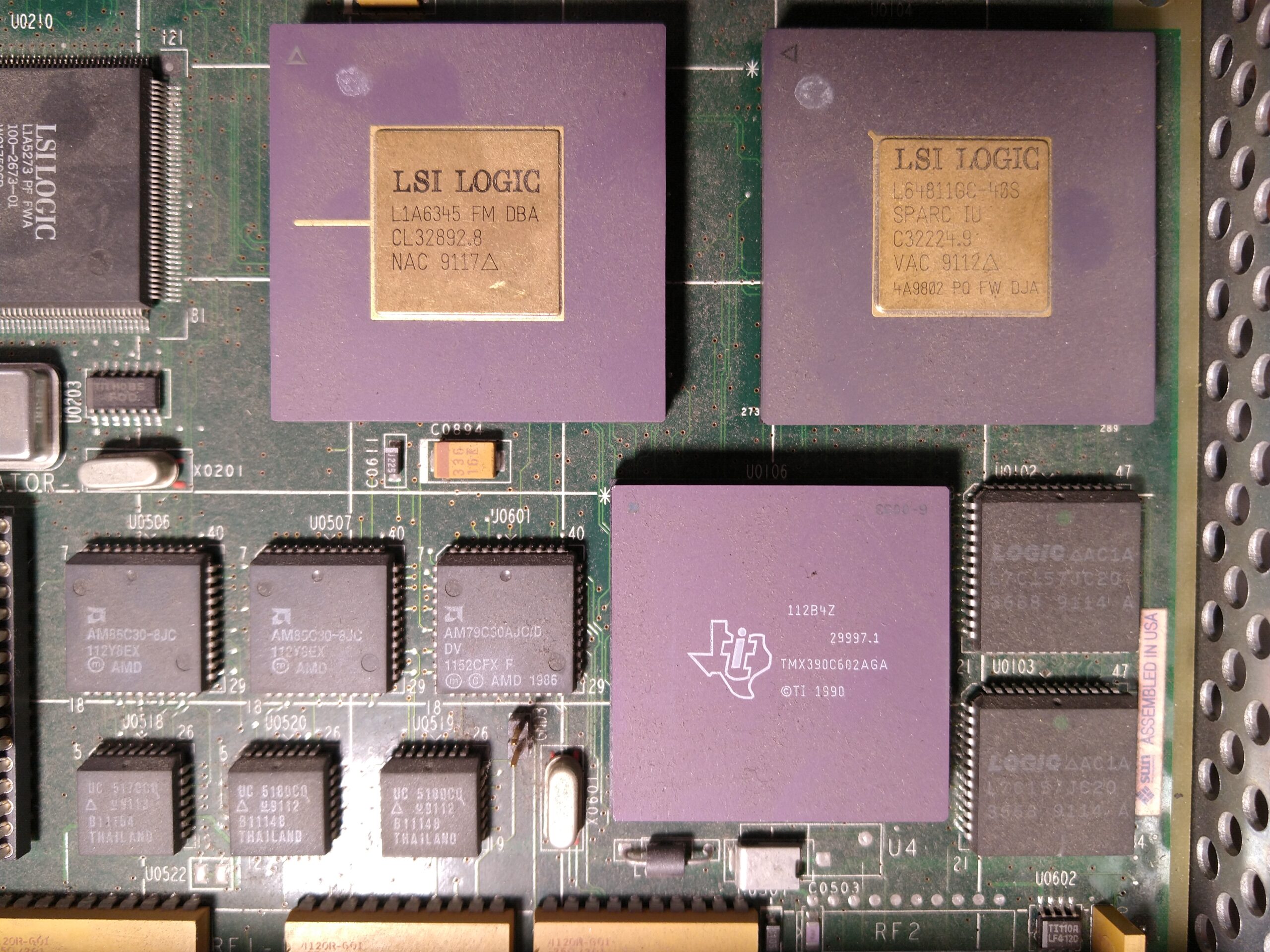 Vista de detalle de procesador (superior derecha) y coprocesador matemático (fila inferior)